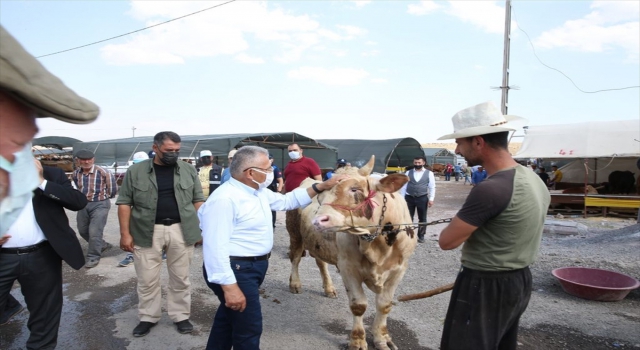 Başkan Büyükkılıç, kurban satış yerlerini ve kesim alanlarını inceledi
