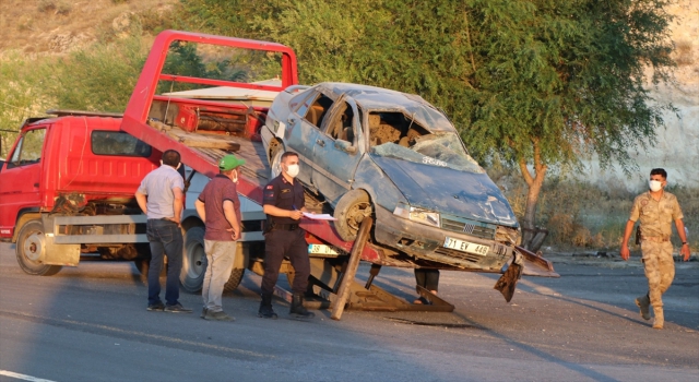 Kayseri’de refüje çarpan otomobil devrildi: 5 yaralı