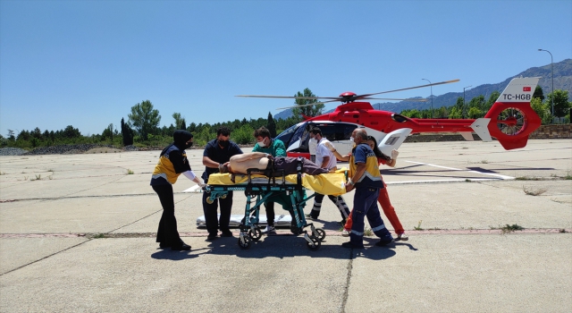 Konya’da kurban keserken yaralanan kişi, hava ambulansıyla hastaneye sevk edildi