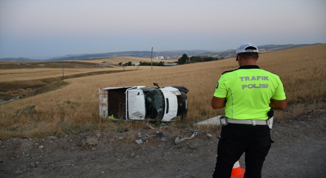 Sivas’ta kamyonet şarampole devrildi: 3 yaralı