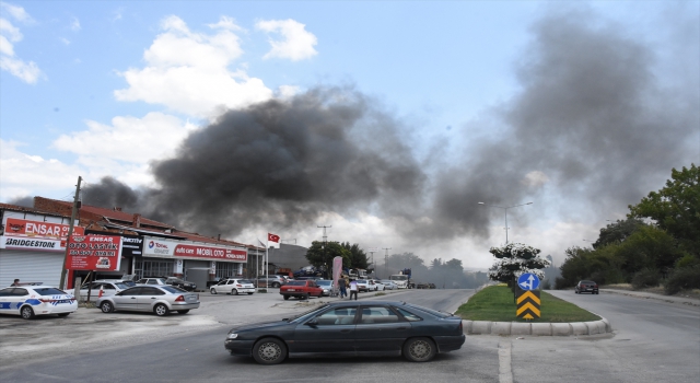 Eskişehir’de boş arazide bulunan lastikler alev aldı
