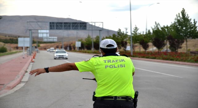 Bayram tatilinin son gününde yollardaki yoğunluk sürüyor