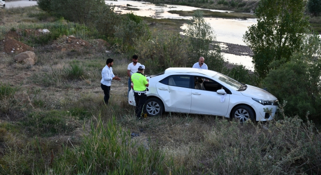 Sivas’ta sünnet düğünü konvoyundaki otomobil şarampole devrildi: 3 yaralı