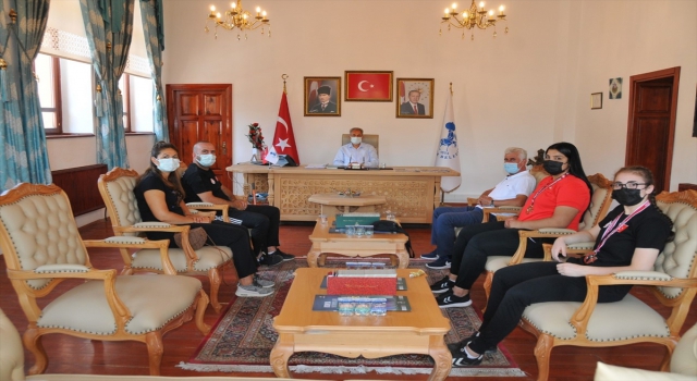 Başarılı sporcular Başkan Akkaya’yı ziyaret etti