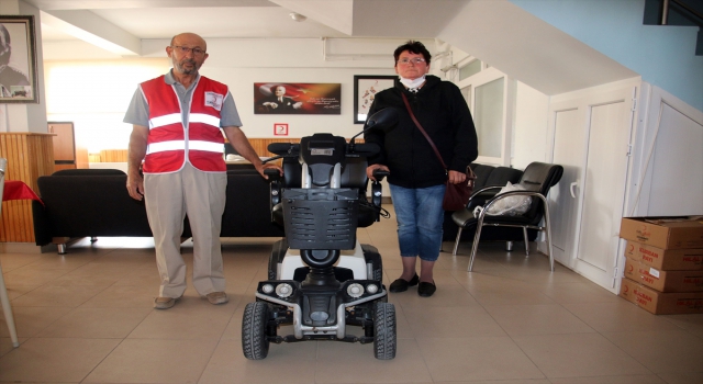 Türk Kızılay, Şarkışla’da bedensel engelli vatandaşa akülü araba hediye etti