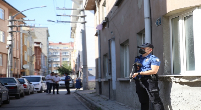 Eskişehir’de kaldırımdan aracını çekmesini isteyen polisleri tüfekle tehdit ettiği iddia edilen şüpheliye gözaltı