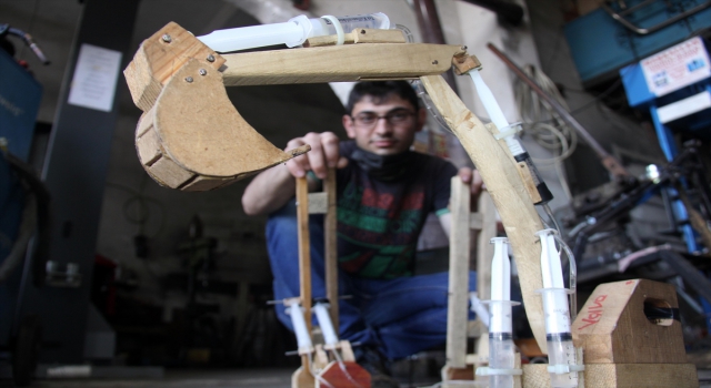 Sivaslı baba ve oğlu yaptıkları ilginç araçlarla dikkati çekiyor