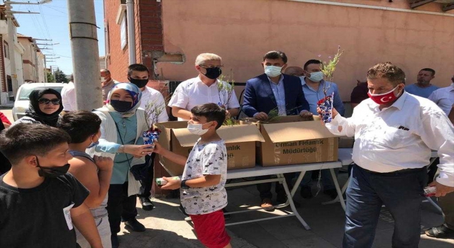 AK Parti, orman yangınlarına dikkati çekmek için Eskişehir’de fidan dağıttı