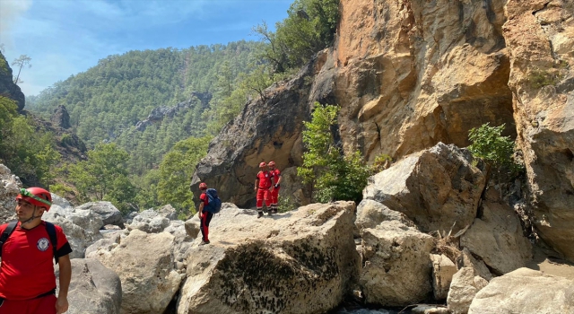 Kahramankazan Belediyesi ekipleri, Manavgat’taki yangında mağarada mahsur kalan çoban ve keçilerini kurtardı