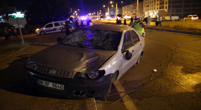 Sivas’ta otomobil çocuğa çarparak takla attı: 2 yaralı