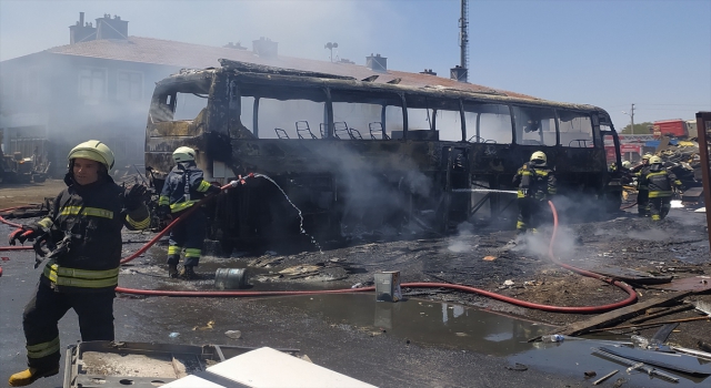 Konya’da sanayi sitesindeki hurda otobüste çıkan yangın söndürüldü