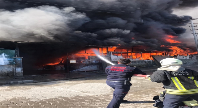 Kayseri Büyükşehir Belediyesi itfaiye ekiplerinden yangın bölgelerine destek