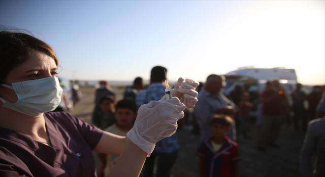 Mevsimlik tarım işçilerine çadırlarında aşı hizmeti sürüyor