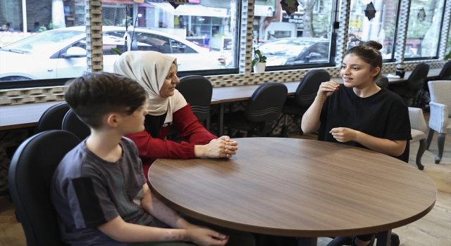 İşitme engelli üniversite adayları ile ailelerine işaret diliyle tercih desteği