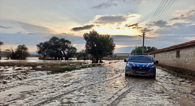 Eskişehir’in Sivrihisar ilçesindeki selden zarar görenlere yardım malzemesi dağıtıldı