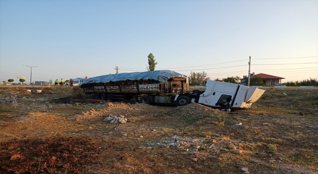 Konya’da tır şarampole devrildi: 1 yaralı