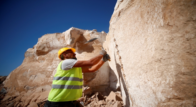 Dev kayaları bilek gücüyle kıran işçi ekmeğini ”taş”tan çıkarıyor