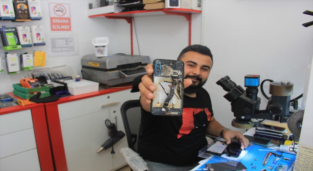 Sivas’ta cep telefonu bataryasının patlama anı güvenlik kamerasına yansıdı