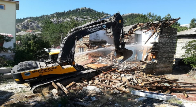 Derebucak’ta depremde ağır hasar gören binanın yıkımı gerçekleştirildi