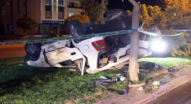 Konya’da refüje çarpan otomobildeki 1 kişi öldü, 2 kişi yaralandı