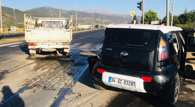 Konya’da kamyonet ile otomobilin çarpışması sonucu 8 kişi yaralandı