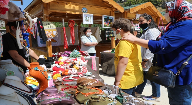 Maharetli ellerin ürünleri pazarda alıcısıyla buluşuyor