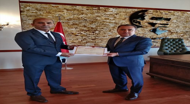 Sungurlu’ya atanan Beypazarı Tapu Müdürü Ergün Karakuloğlu’na teşekkür belgesi