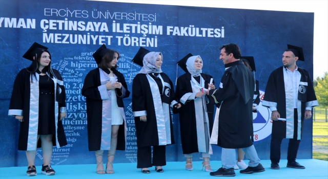 Erciyes Üniversitesi Süleyman Çetinsaya İletişim Fakültesi’nde mezuniyet sevinci yaşandı 