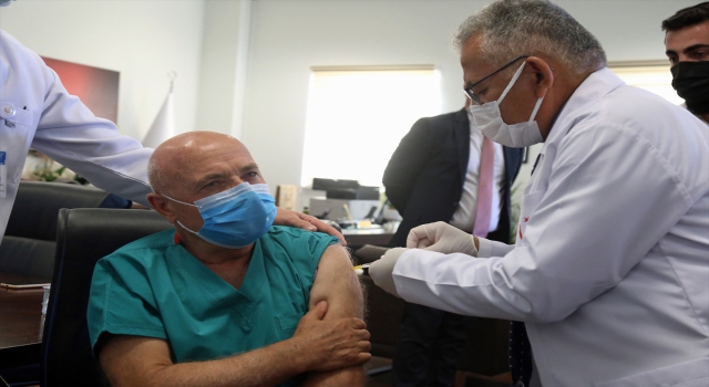 Kayseri’nin doktor belediye başkanı, doktor milletvekiline aşı yaptı