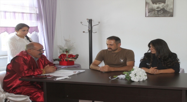 Yozgat’ta polis çift nikah törenine üniformayla katıldı