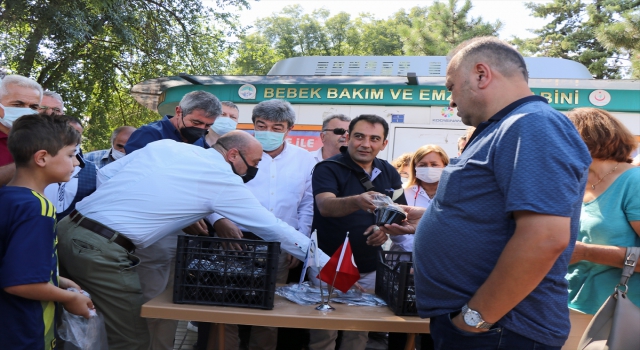 İYİ Parti Kayseri İl Teşkilatı vatandaşlara aşure dağıttı