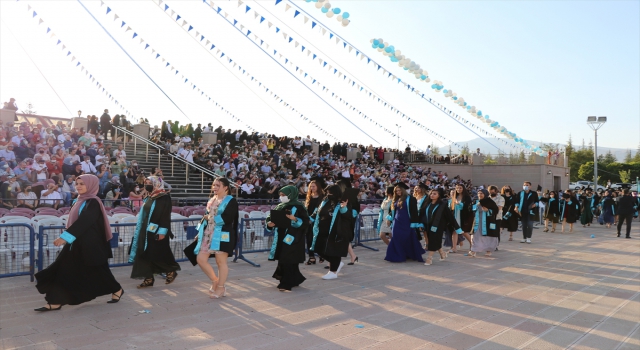 Niğde Ömer Halisdemir Üniversitesi öğrencileri mezuniyet heyecanı yaşadı