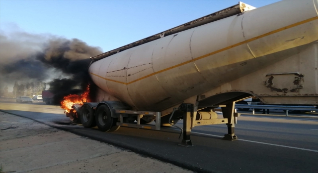 Sivas’ta seyir halindeki çimento mikserinin lastikleri yandı