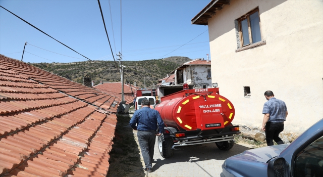 Çubuk’ta çıkan yangında 3 ev ve samanlıkları kullanılamaz hale geldi