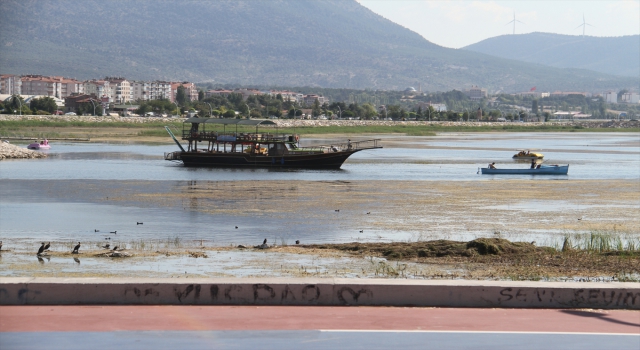 Beyşehir Gölü’nde çamura saplanan gezinti yatı, balıkçı kayığıyla yüzdürüldü
