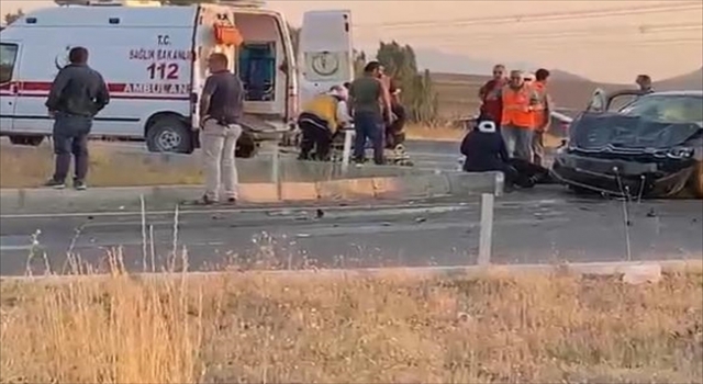 Sivas’ta otomobille tır çarpıştı: 5 yaralı