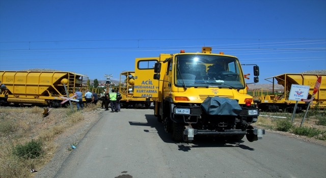 GÜNCELLEME Sivas’ta manevra yapan yük treninin 2 vagonu raydan çıktı