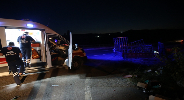 Sivas’ta hafif ticari araç ile kamyonet çarpıştı: 3 yaralı 