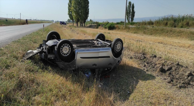 Eskişehir’de şarampole devrilen otomobildeki 3 kişi yaralandı