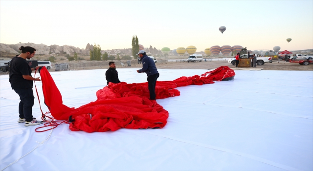 Nevşehir’de ay yıldız desenli yerli üretim sıcak hava balonu tanıtıldı