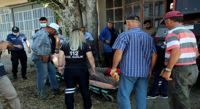 Sivas’ta tamir ettiği traktörün altında kalan kişi yaralandı