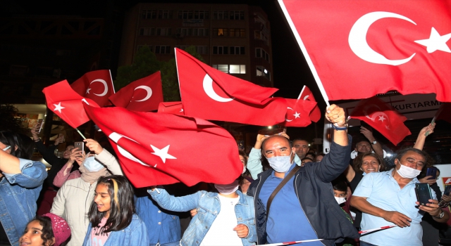 Eskişehir’de Porsuk Çayı’nda botlarla fener alayı düzenlendi