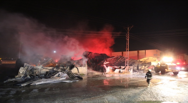 Konya’da kompozit malzemelerin bulunduğu iş yerinde çıkan yangın söndürüldü