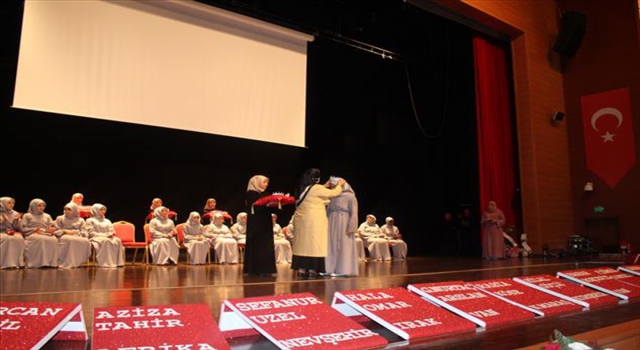 Kırşehir’de hafızlık eğitimini tamamlayan 20 öğrenci diplomalarını aldı