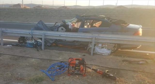 Aksaray’da bariyerlere çarpan otomobildeki anne ve oğlu hayatını kaybetti