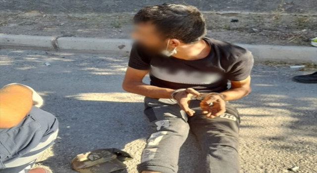 Konya’da polise bıçak çeken şüpheli, bacağından vurularak etkisiz hale getirildi