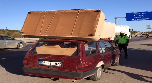 Kırıkkale’de otomobilin üzerine yüklediği eşyalarla trafiği tehlikeye atan sürücüye ceza