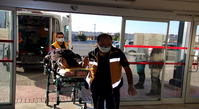 Sivas’ta hafif ticari araç devrildi: 3 yaralı