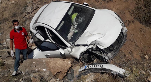 Sivas’ta devrilen otomobildeki 5 kişi yaralandı