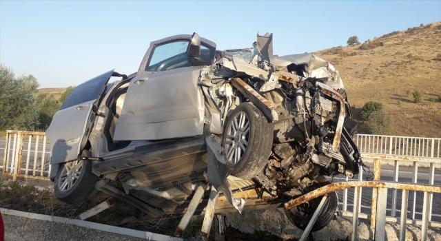 Sivas’ta hafif ticari araç köprü bariyerlerine çarptı: 2 yaralı